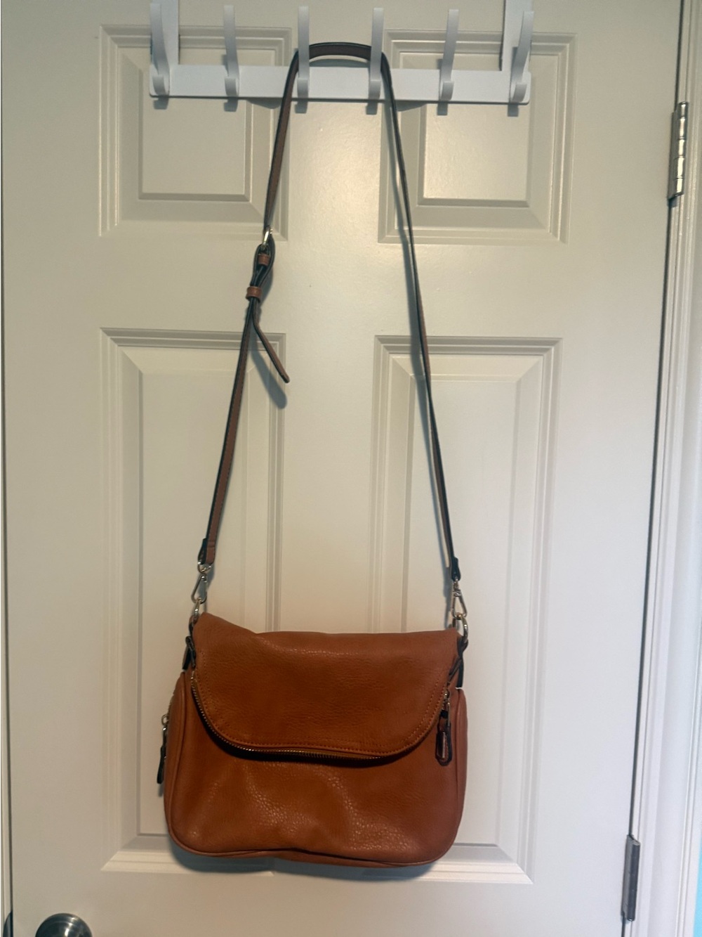 Women's Tan Leather Crossbody Bag - Classic Everyday Style